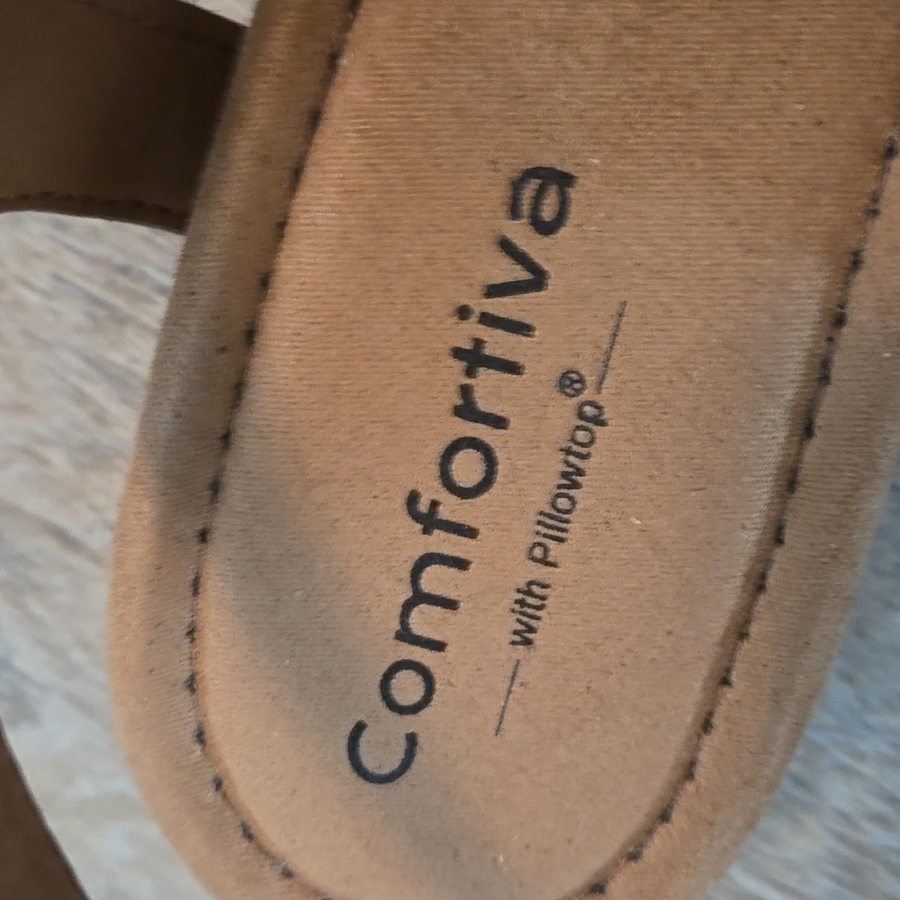 Comfortiva Snakeskin Print Sandal With Gold Front T-Strap Size 7.5 - Picture 7 of 7